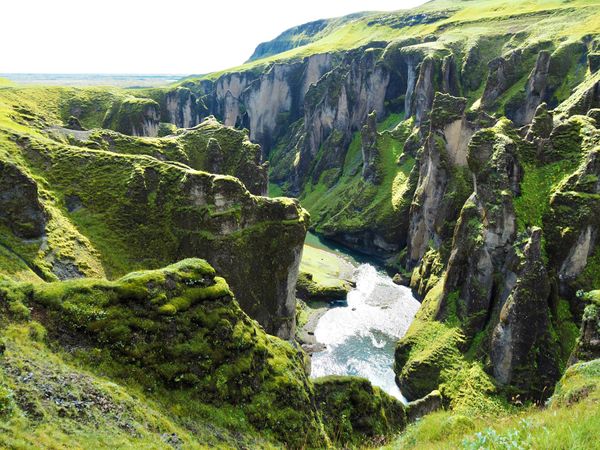 アイスランド・レイキャビク「アイスランド 自然満喫ドライブ一周旅行」の写真：Fjaðrárgljúfur
なんと読む...