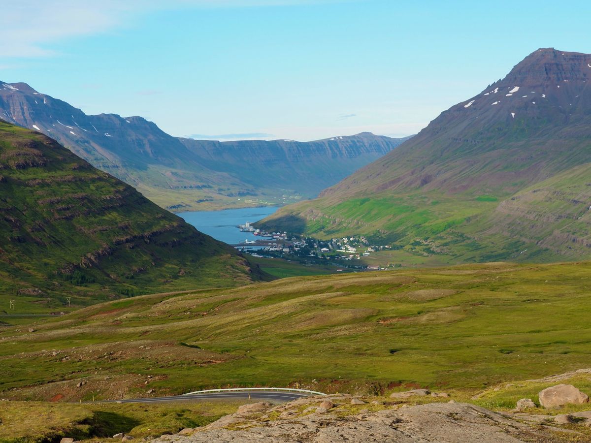 アイスランド東海岸にて

フィヨルドの広がる湾に小さな街が点在してて美しい...