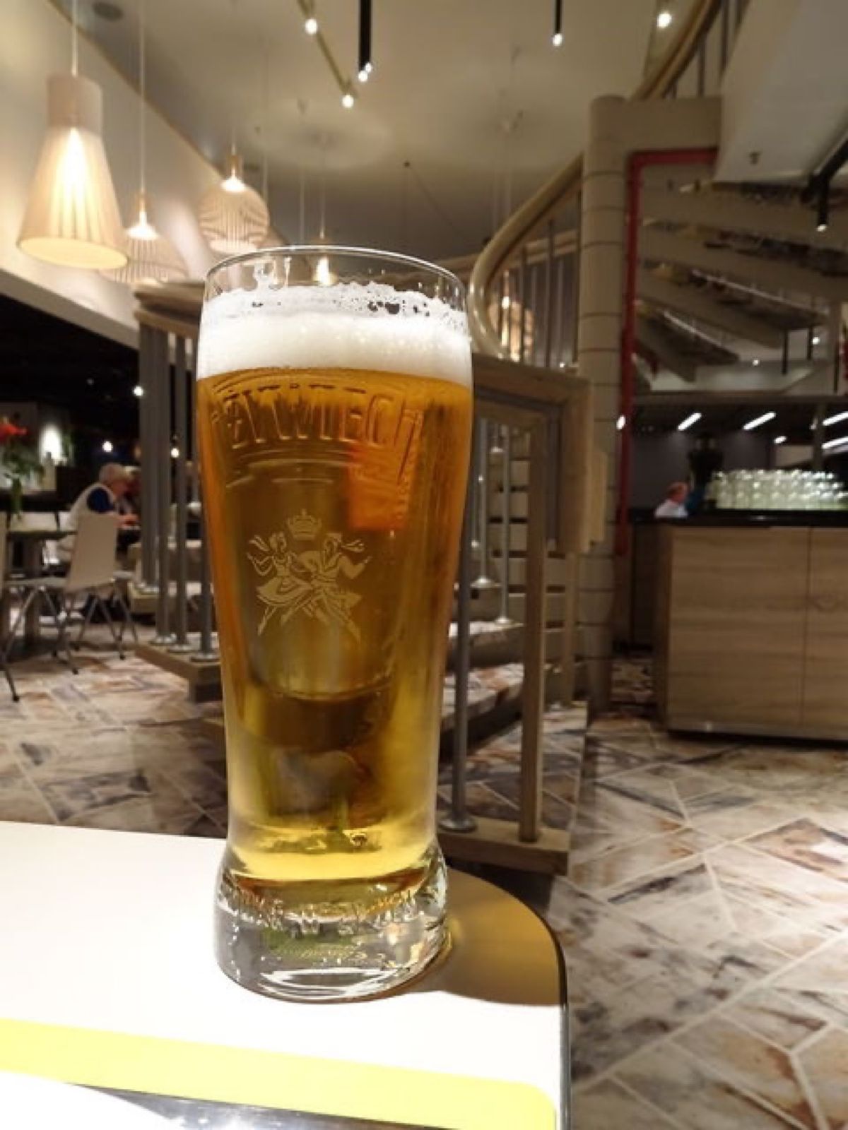 1枚目はジヴィエツというポーランドのビール、2枚目はポーランド航空機内での...