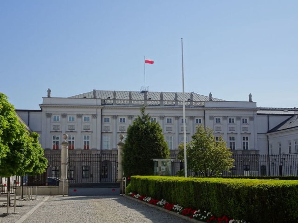 1枚目は大統領官邸とユーゼフ・ポニャトフスキ像、2枚目は大統領官邸、3枚目...