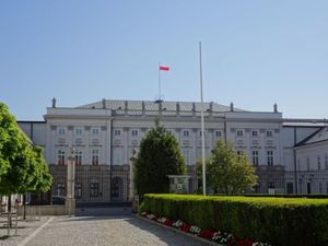1枚目は大統領官邸とユーゼフ・ポニャトフスキ像、2枚目は大統領官邸、3枚目...