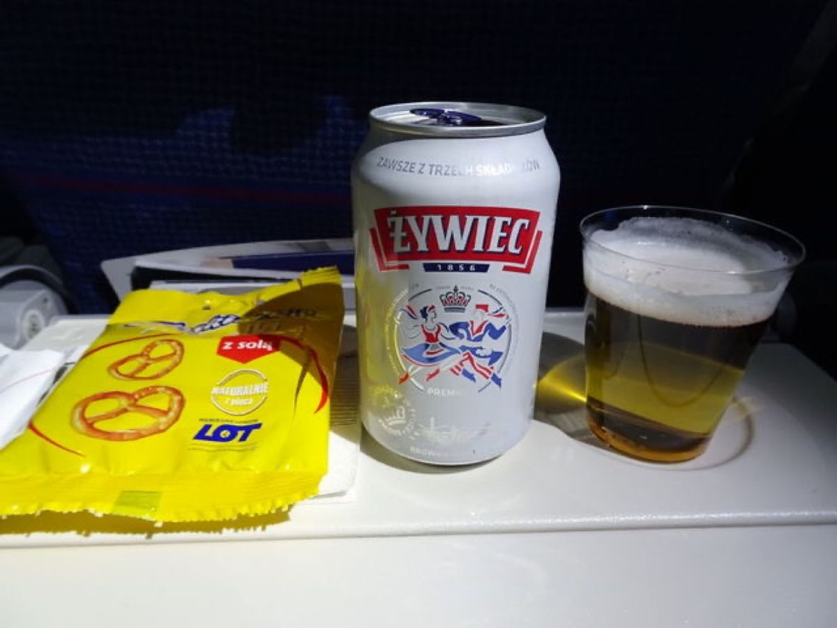 1枚目はジヴィエツというポーランドのビール、2枚目はポーランド航空機内での...