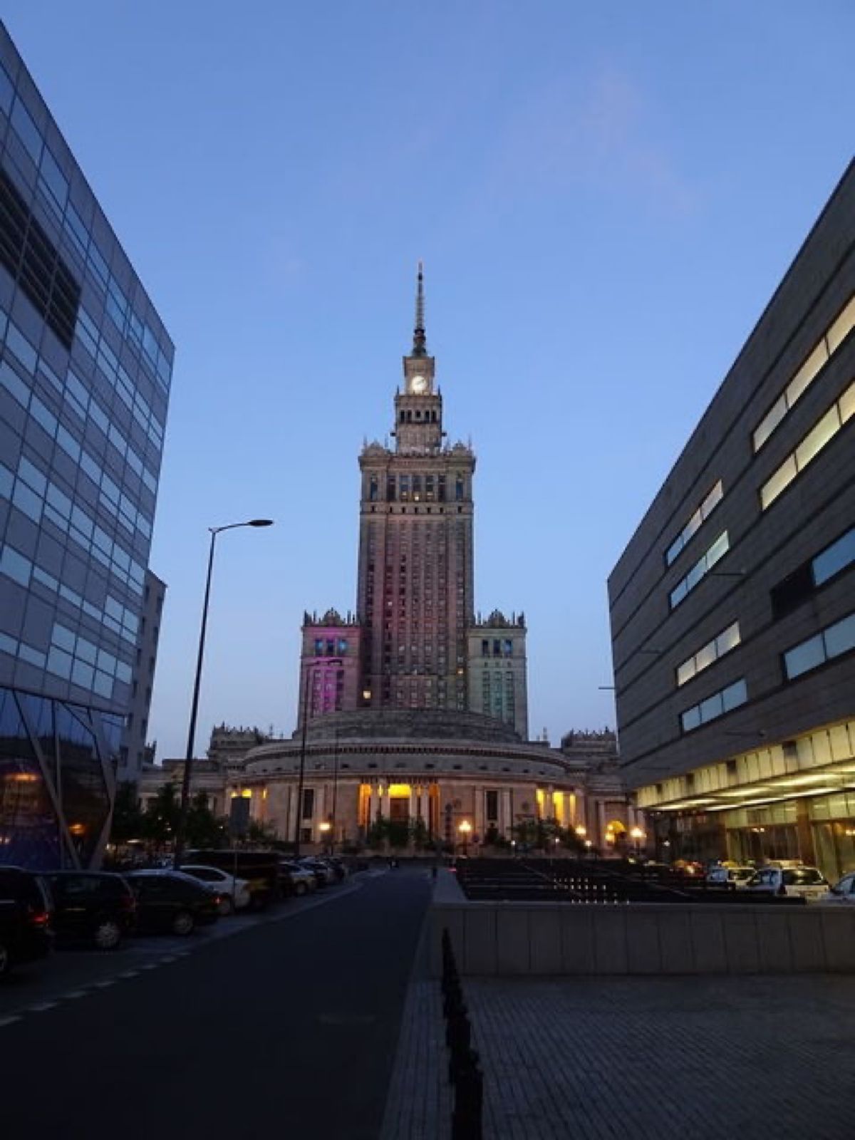 1枚目と2枚目は文化科学宮殿、3枚目は文化科学宮殿から見た夕日、4枚目は文...