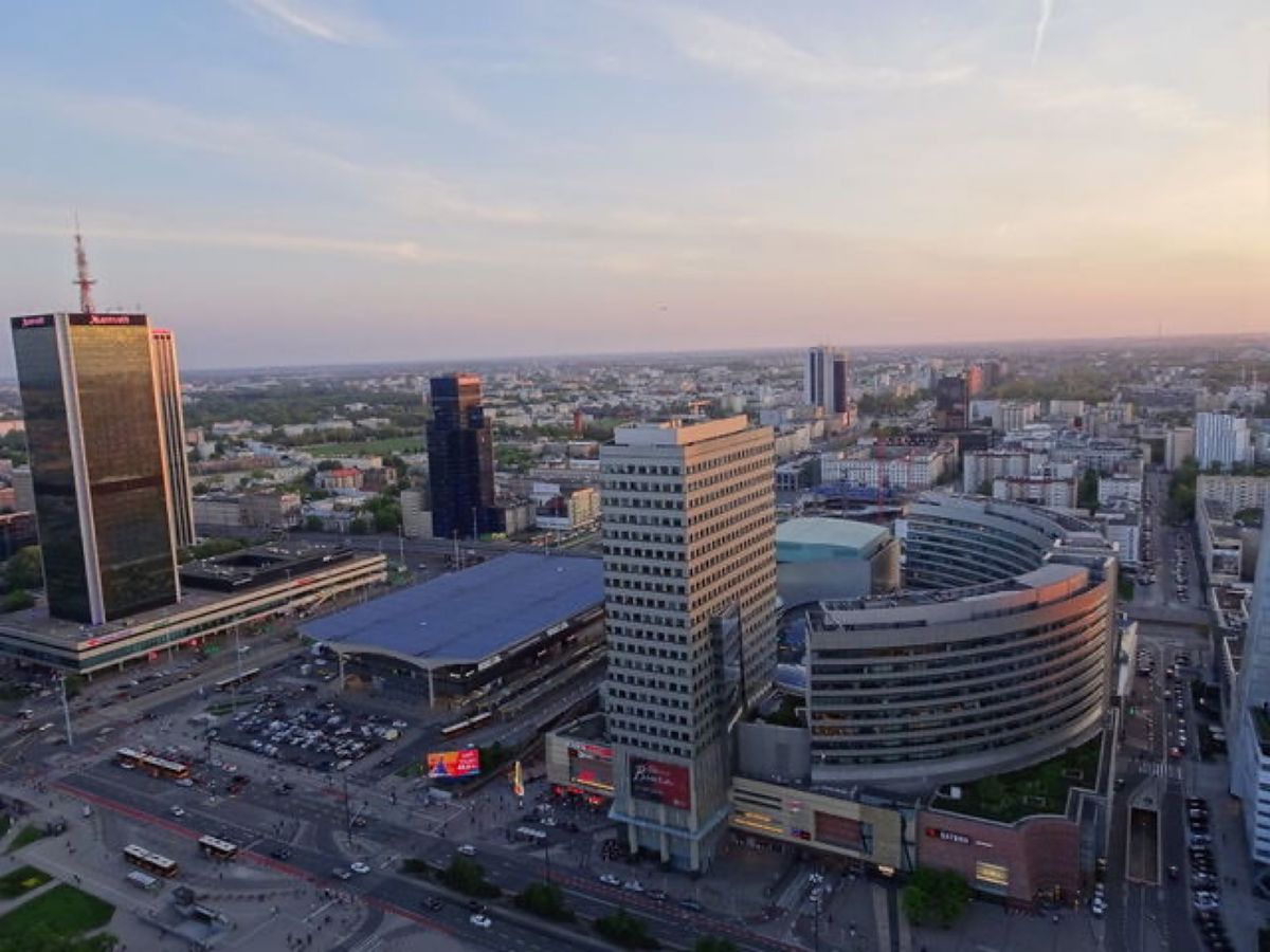 1枚目と2枚目は文化科学宮殿、3枚目は文化科学宮殿から見た夕日、4枚目は文...