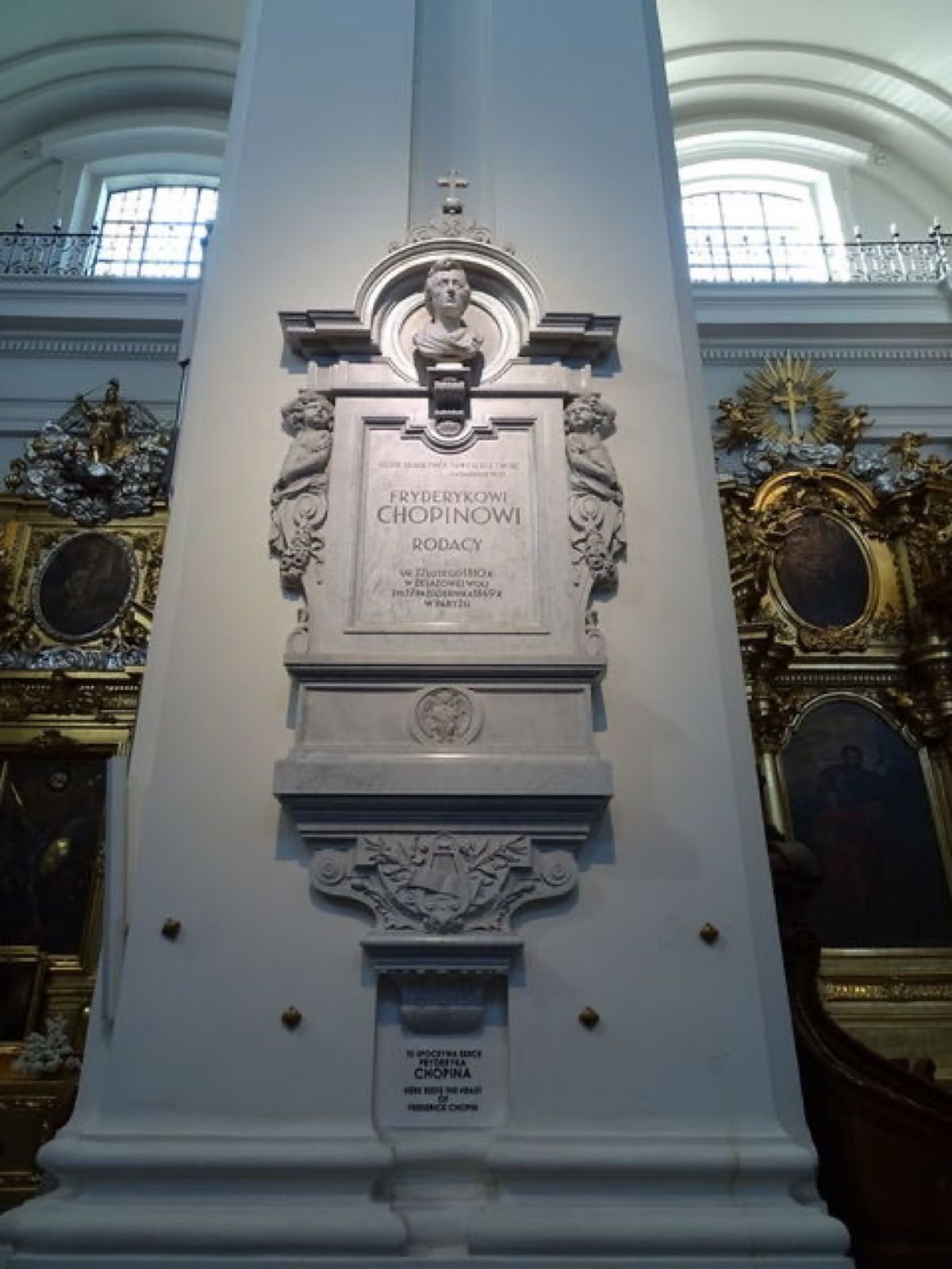 1枚目は聖十字架教会、2枚目は聖十字架教会の主祭壇、3枚目は聖十字架教会に...