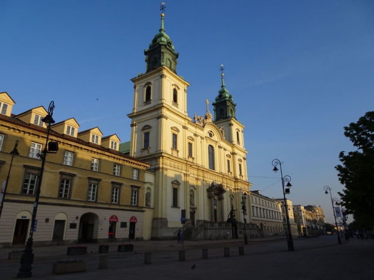 1枚目は聖十字架教会、2枚目は聖十字架教会の主祭壇、3枚目は聖十字架教会に...