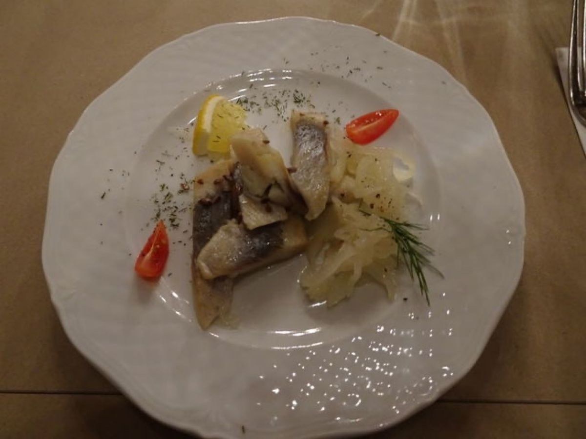 1枚目はジヴィエツというポーランドのビール、2枚目はポーランド航空機内での...