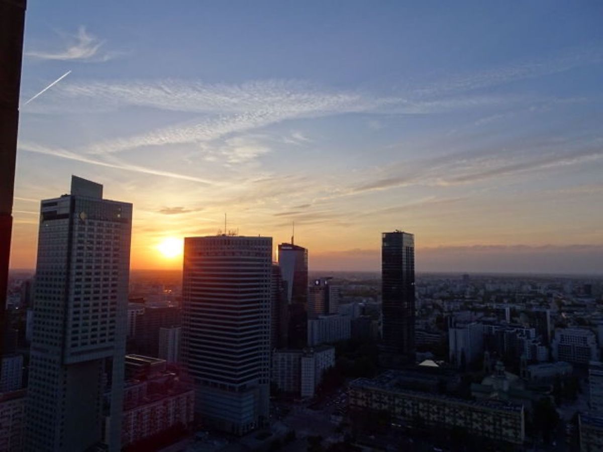 1枚目と2枚目は文化科学宮殿、3枚目は文化科学宮殿から見た夕日、4枚目は文...