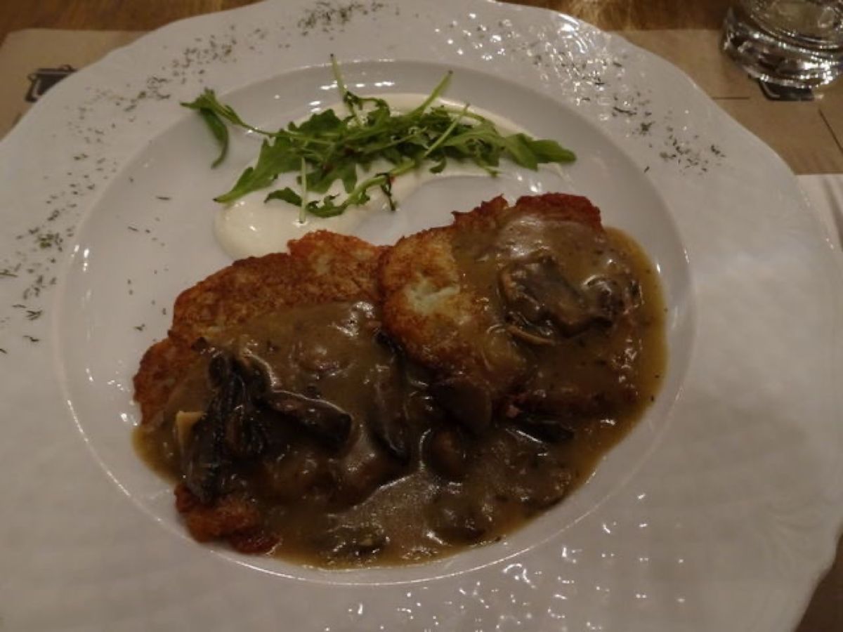 1枚目はジヴィエツというポーランドのビール、2枚目はポーランド航空機内での...