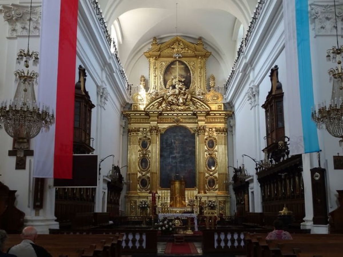 1枚目は聖十字架教会、2枚目は聖十字架教会の主祭壇、3枚目は聖十字架教会に...