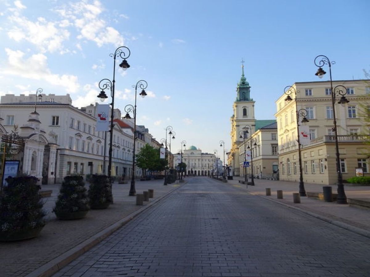 1枚目はポーランド国内移動中の景色、2枚目は菜の花の景色、3枚目は聖十字架...