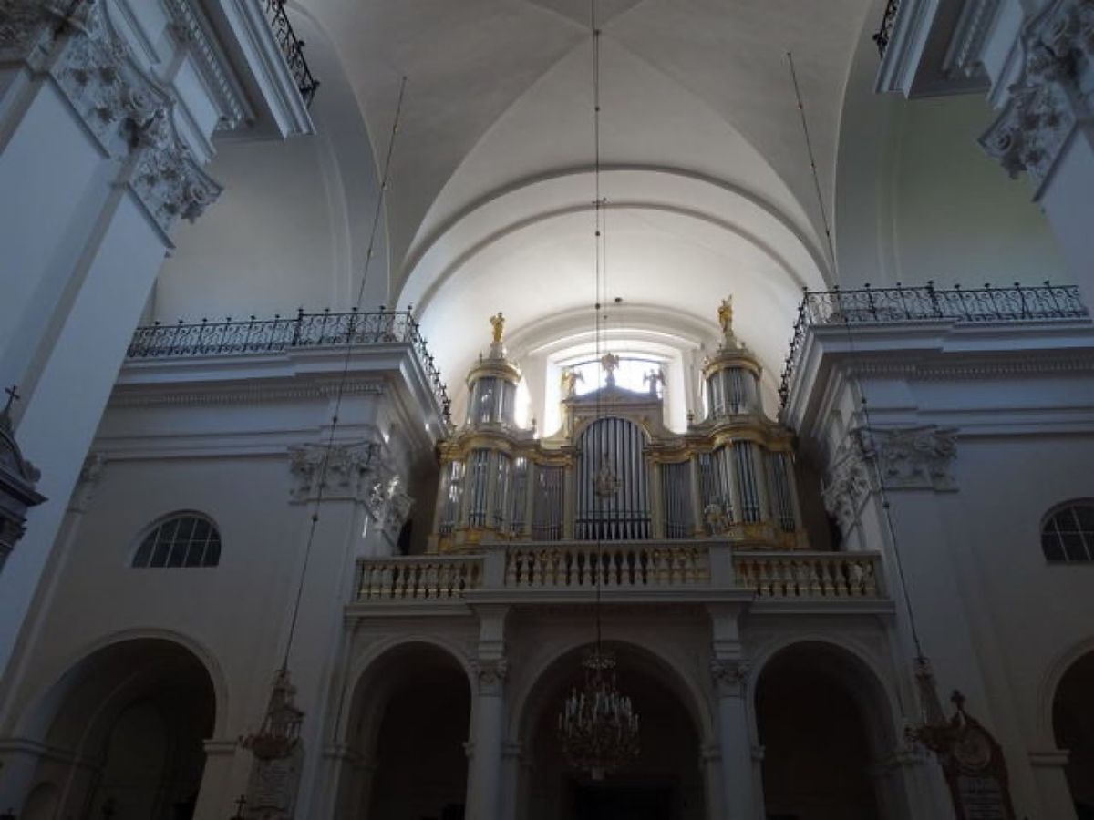 1枚目は聖十字架教会、2枚目は聖十字架教会の主祭壇、3枚目は聖十字架教会に...