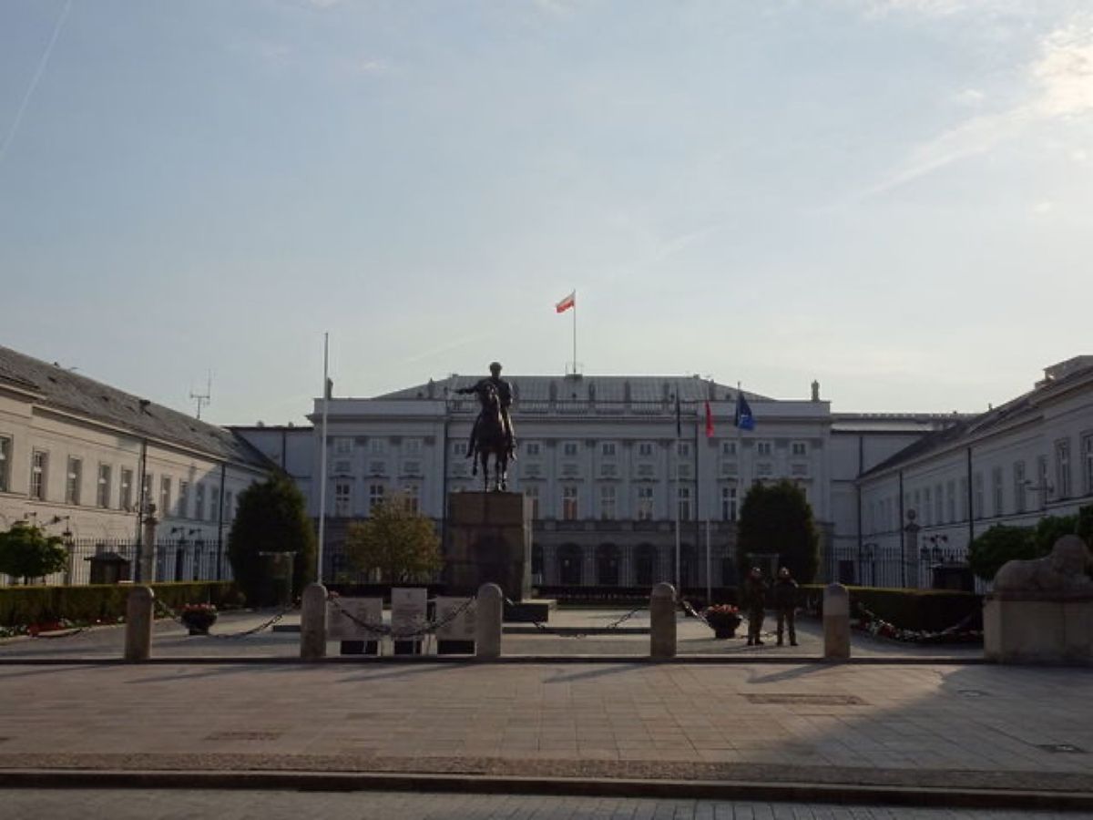 1枚目は大統領官邸とユーゼフ・ポニャトフスキ像、2枚目は大統領官邸、3枚目...