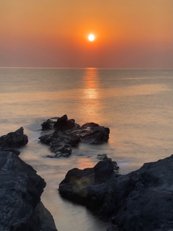 日本・神奈川県「三浦半島　城ヶ島へ」の写真：西崎の磯というところで夕日を激写！（写真...