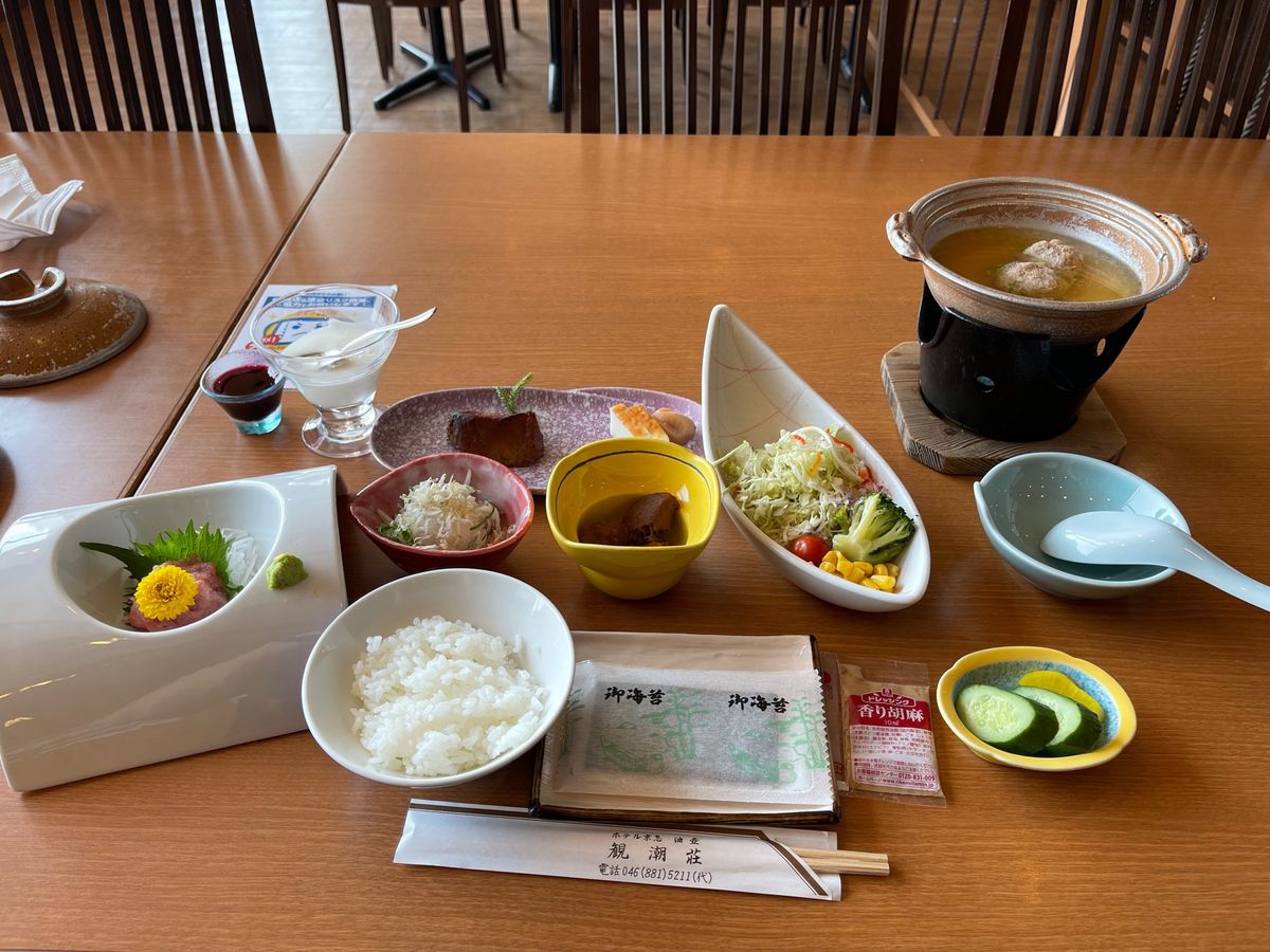 ホテル京急油壺 観潮荘の朝食

豪華すぎでは？
マグロの煮付けみたいなのが...