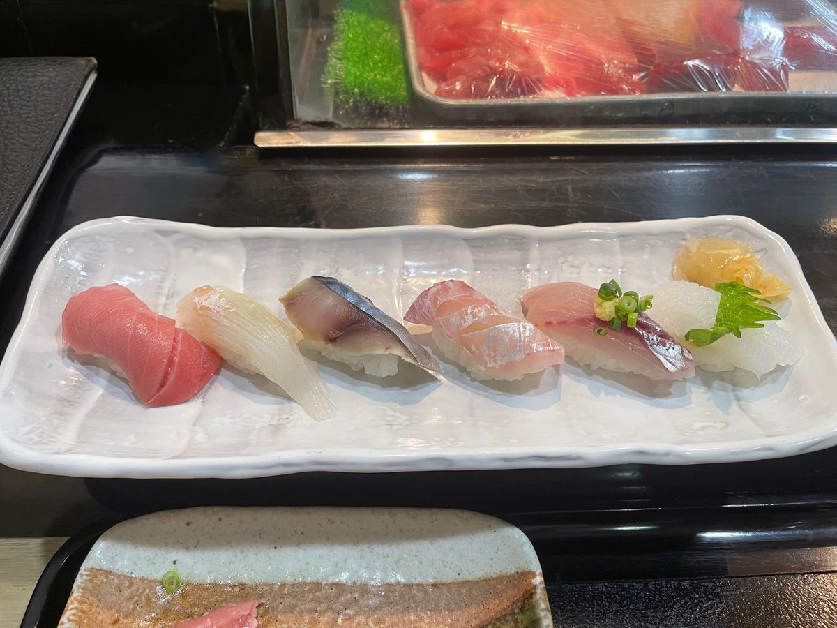 咲乃家さんでお鮨

シャリが小さめ、美味しい

小肌雲丹たこ中トロおかわり...