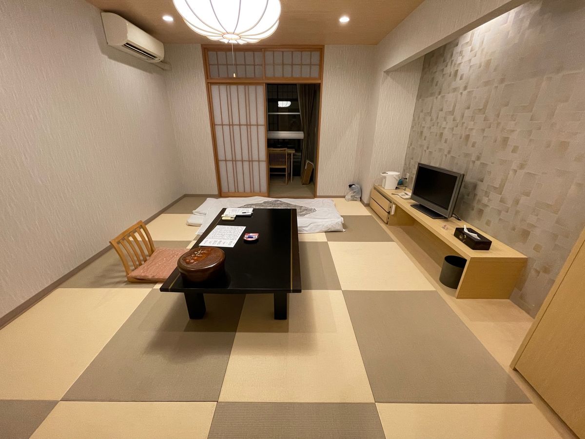 ホテル京急油壺「観潮荘」へ到着

当日予約で2人からしか取ってないと言われ...