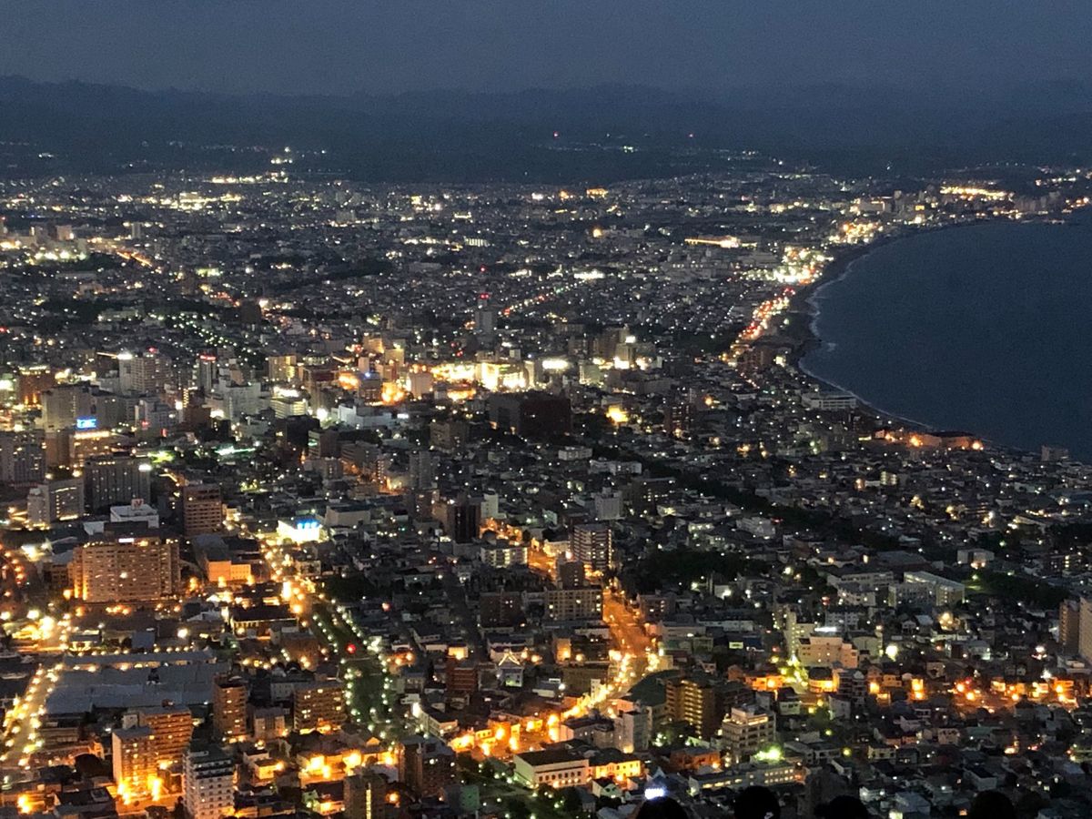 函館山からの夜景✨✨
ロープウェイが休業なので、駅前から出ているバスで。
...