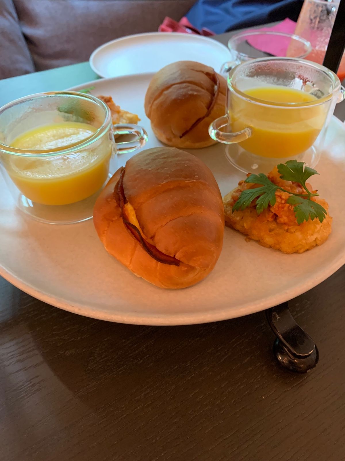 ステンドグラス美術館に立寄り、受胎告知等見てきました。大好きな最後の晩餐が...