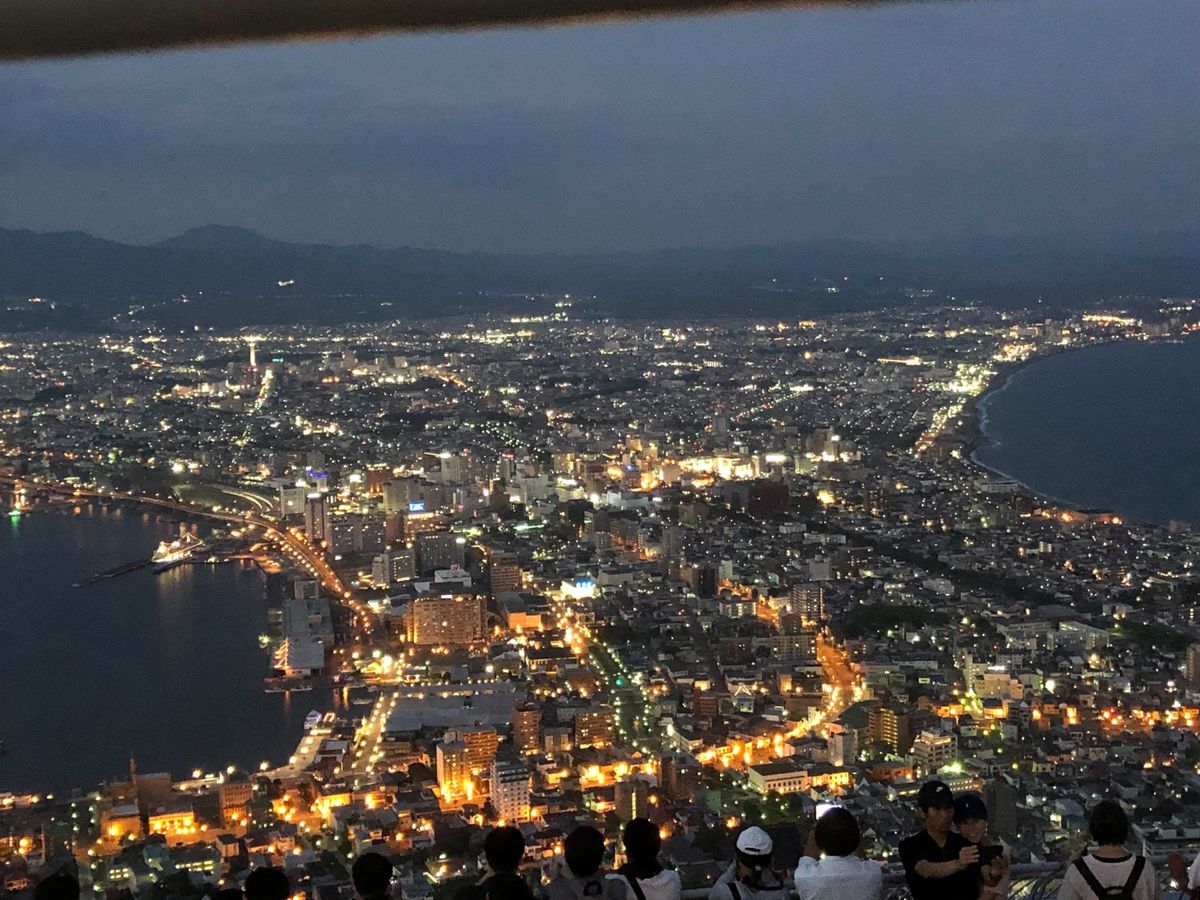 函館山からの夜景✨✨
ロープウェイが休業なので、駅前から出ているバスで。
...