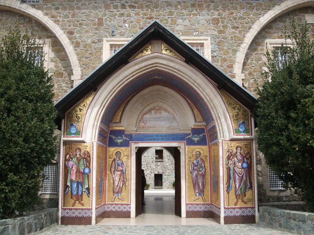 トロードス山中　曲がりくねった道が続く　下界のリマソールやパフォスとは季節...