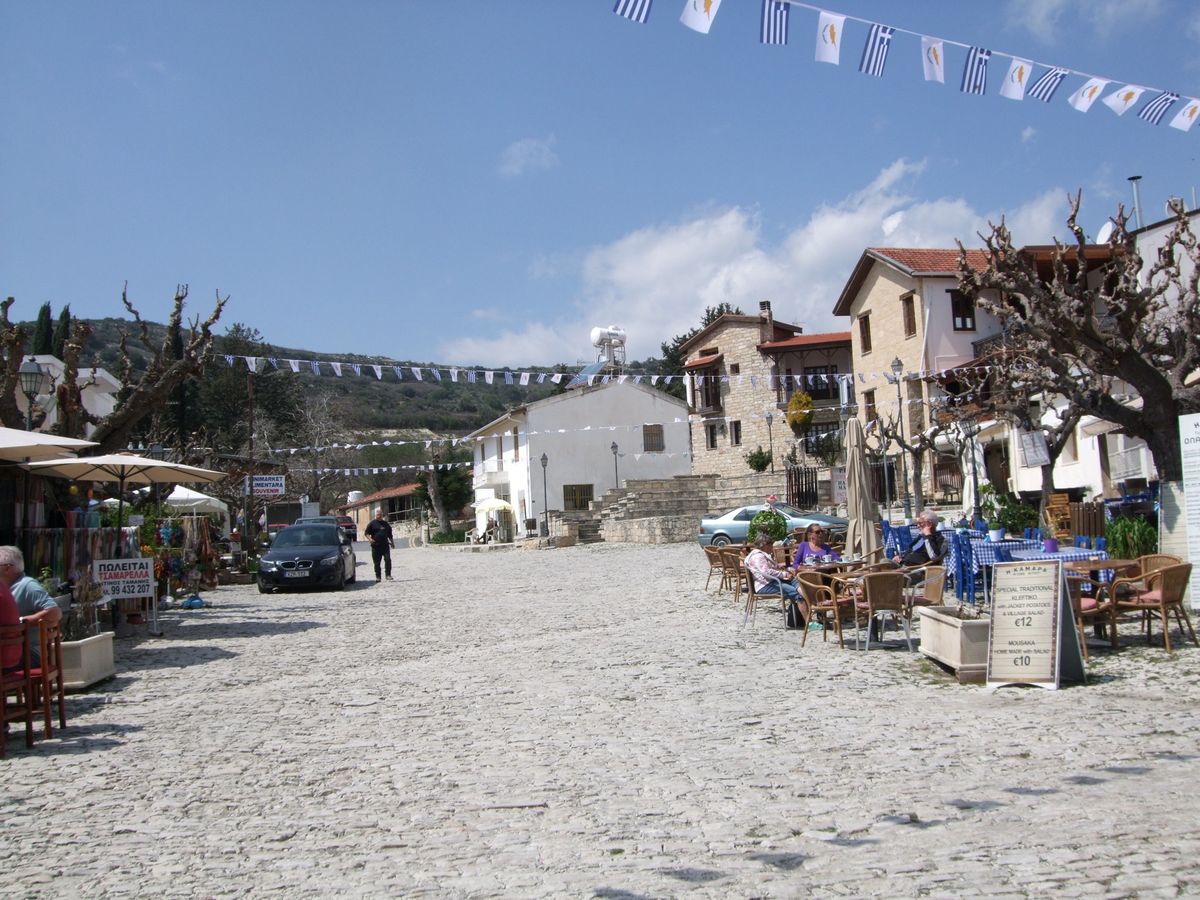 トロードス山中の小さな教会へ見事なビザンティン壁画を見に行った。しかしリマ...