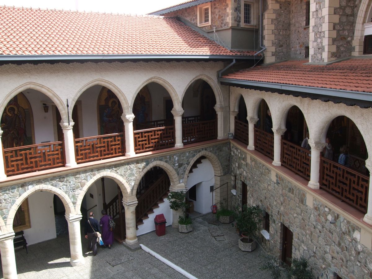 トロードス山中　曲がりくねった道が続く　下界のリマソールやパフォスとは季節...