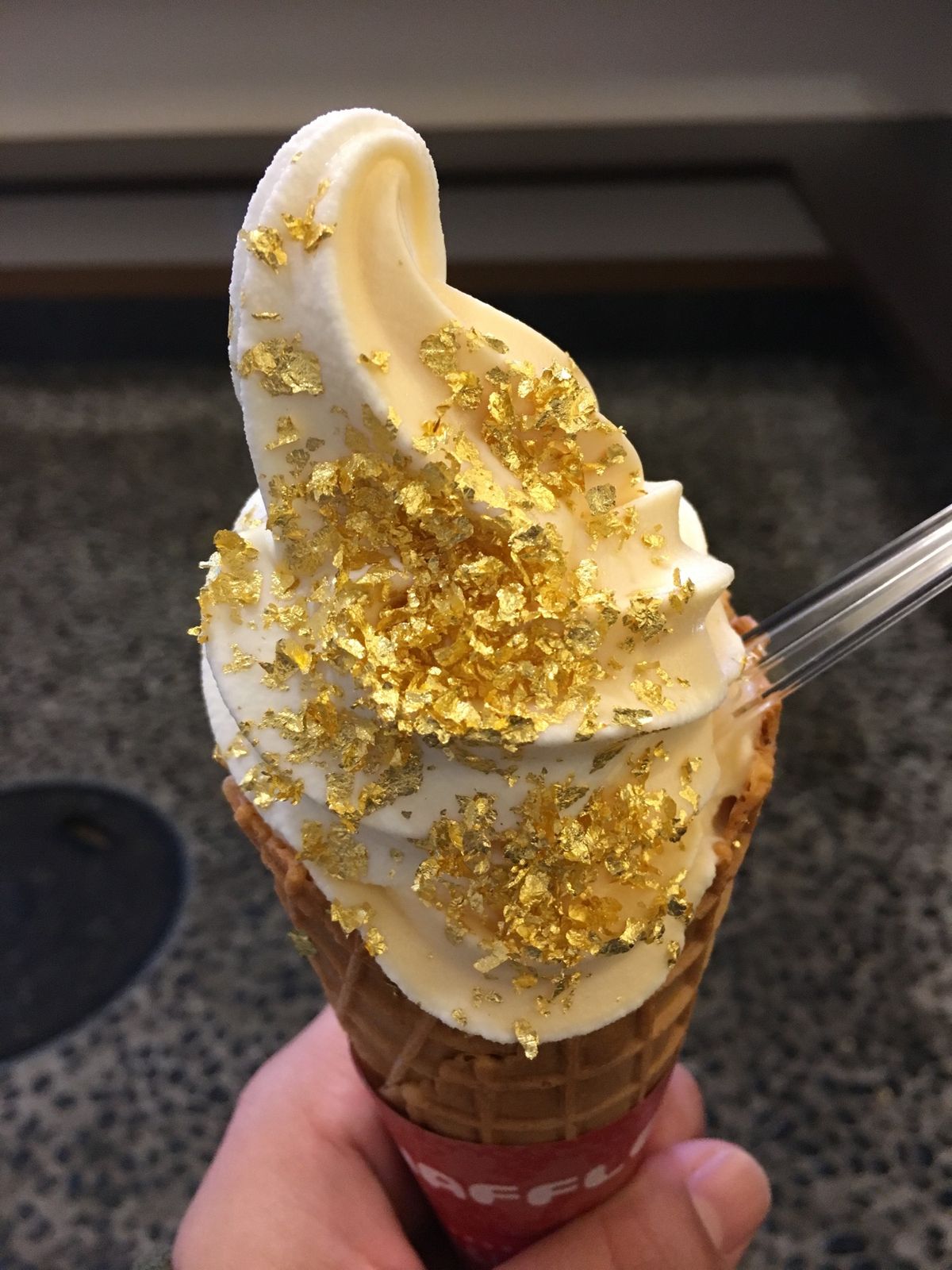 21世紀美術館混んでたから無料エリアだけ…アイスクリームメロンパン食べて金...