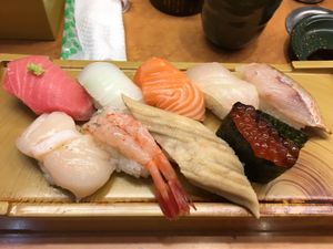 近江町市場で昼食。寿司と、どじょうの蒲焼きも食べた。武家屋敷は水曜どうでし...