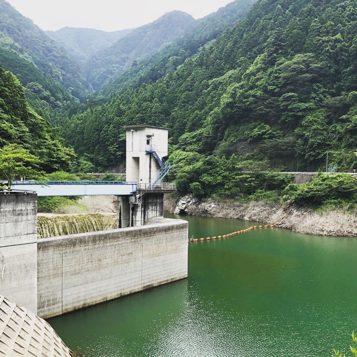 トンネル洪水吐も見れて満足。
残念ながら水位が低いので流れる様子は見れず。...