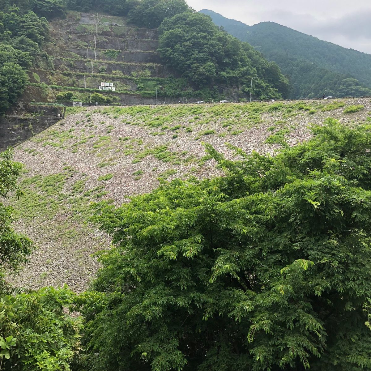 ロックフィルダム 初体験。
石を盛り立ててできたダムということで、迫力ある...