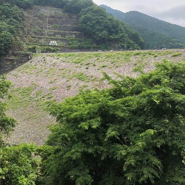 日本・埼玉県「ダムを求めて〜埼玉県 有間ダム〜」の写真：ロックフィルダム 初体験。
石を盛り立て...