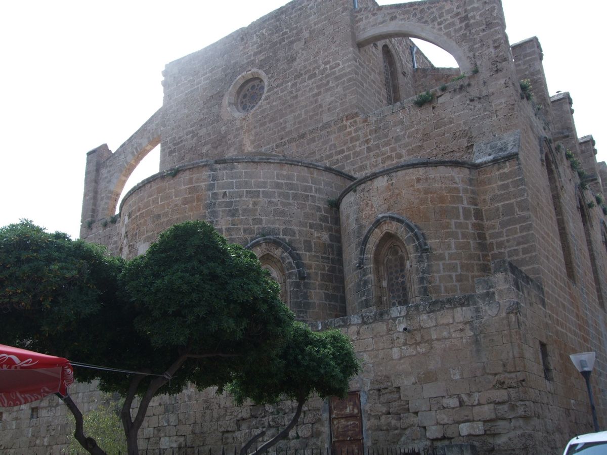 ファマグスタの街角とあちこちにある教会の廃墟
修復して観光施設にすればいい...