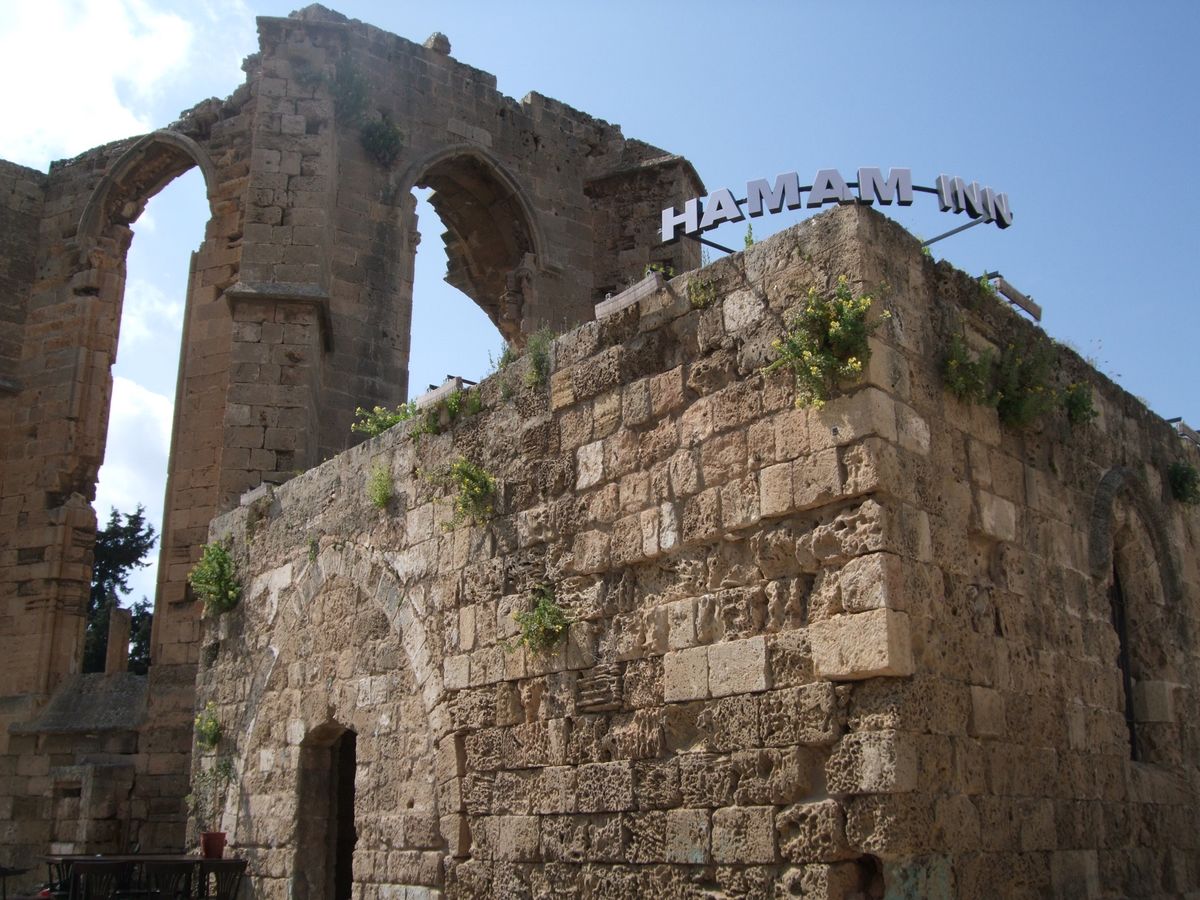 ファマグスタの街角とあちこちにある教会の廃墟
修復して観光施設にすればいい...