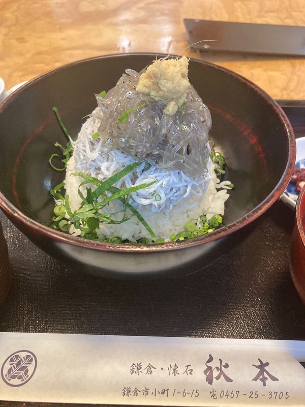 日本・鎌倉「鎌倉」の写真：食事処秋本の有名なしらす丼食べました。1...