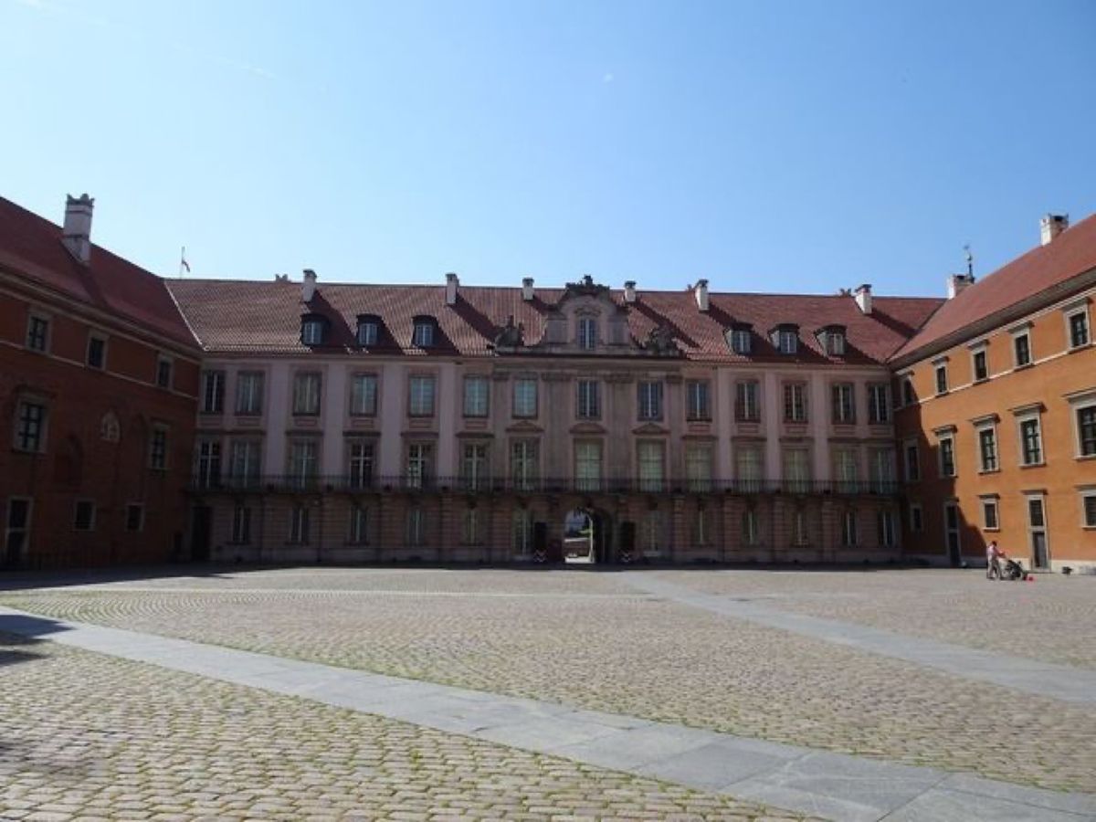 1枚目は王宮広場にあるジグムント3世の碑と旧王宮、2枚目は王宮広場にあるジ...