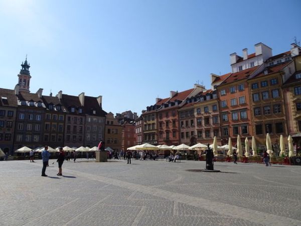 ポーランド・ワルシャワ「世界遺産「ワルシャワ歴史地区」」の写真：1枚目は旧市街広場、2枚目は旧市街広場に...