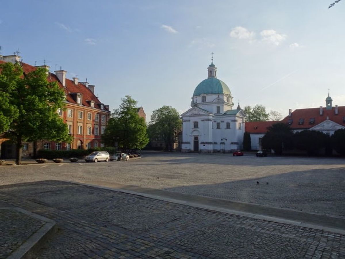 1枚目は新市街、2枚目は聖体聖堂、3枚目はキュリー夫人博物館、4枚目は新市...