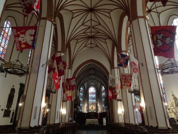 ポーランド・ワルシャワ「世界遺産「ワルシャワ歴史地区」」の写真：1枚目と3枚目は洗礼者ヨハネ大聖堂、2枚...