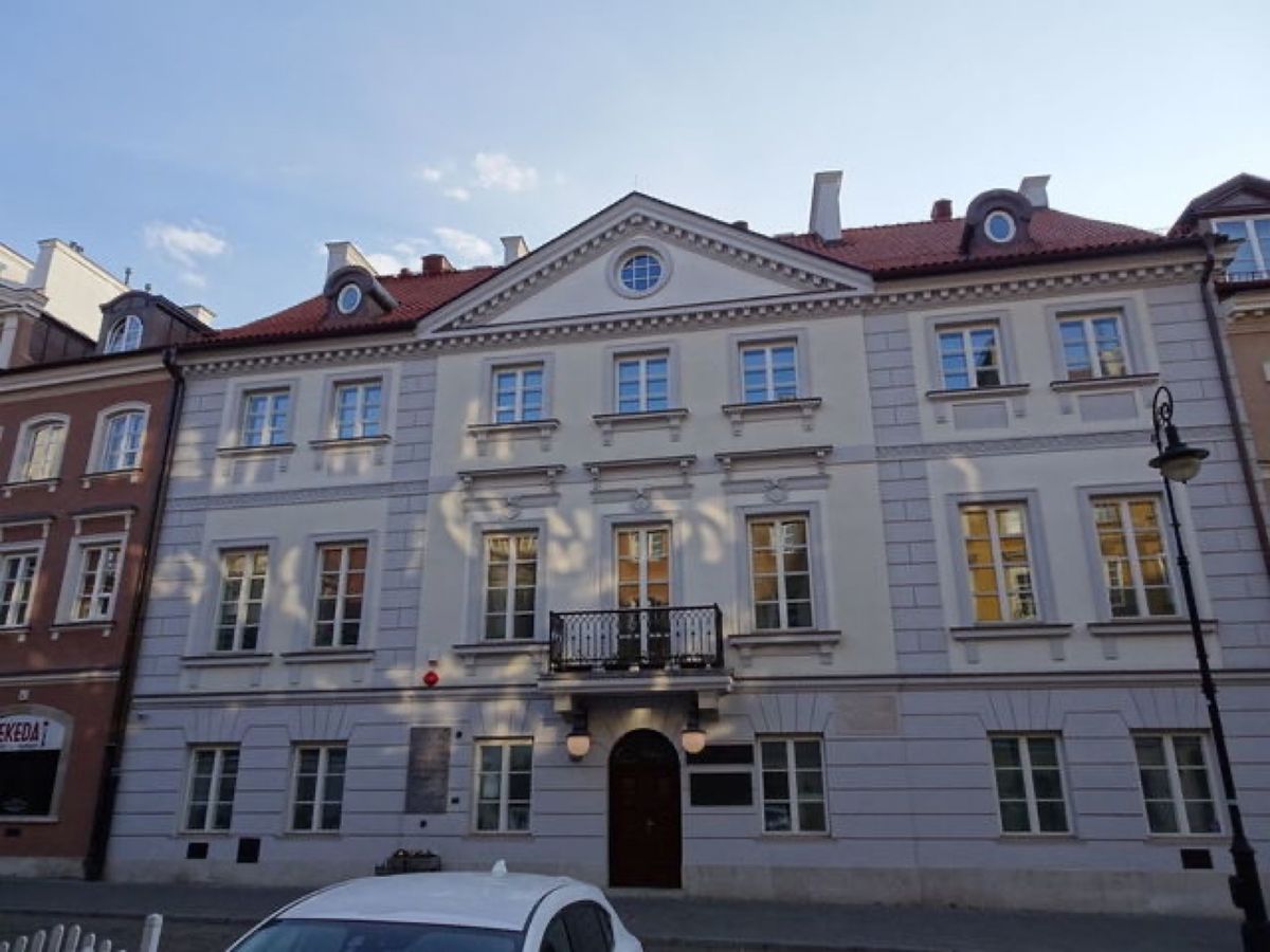 1枚目は新市街、2枚目は聖体聖堂、3枚目はキュリー夫人博物館、4枚目は新市...