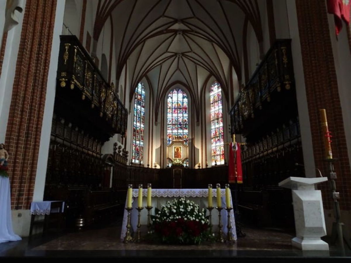 1枚目と3枚目は洗礼者ヨハネ大聖堂、2枚目は洗礼者ヨハネ大聖堂の主祭壇、4...