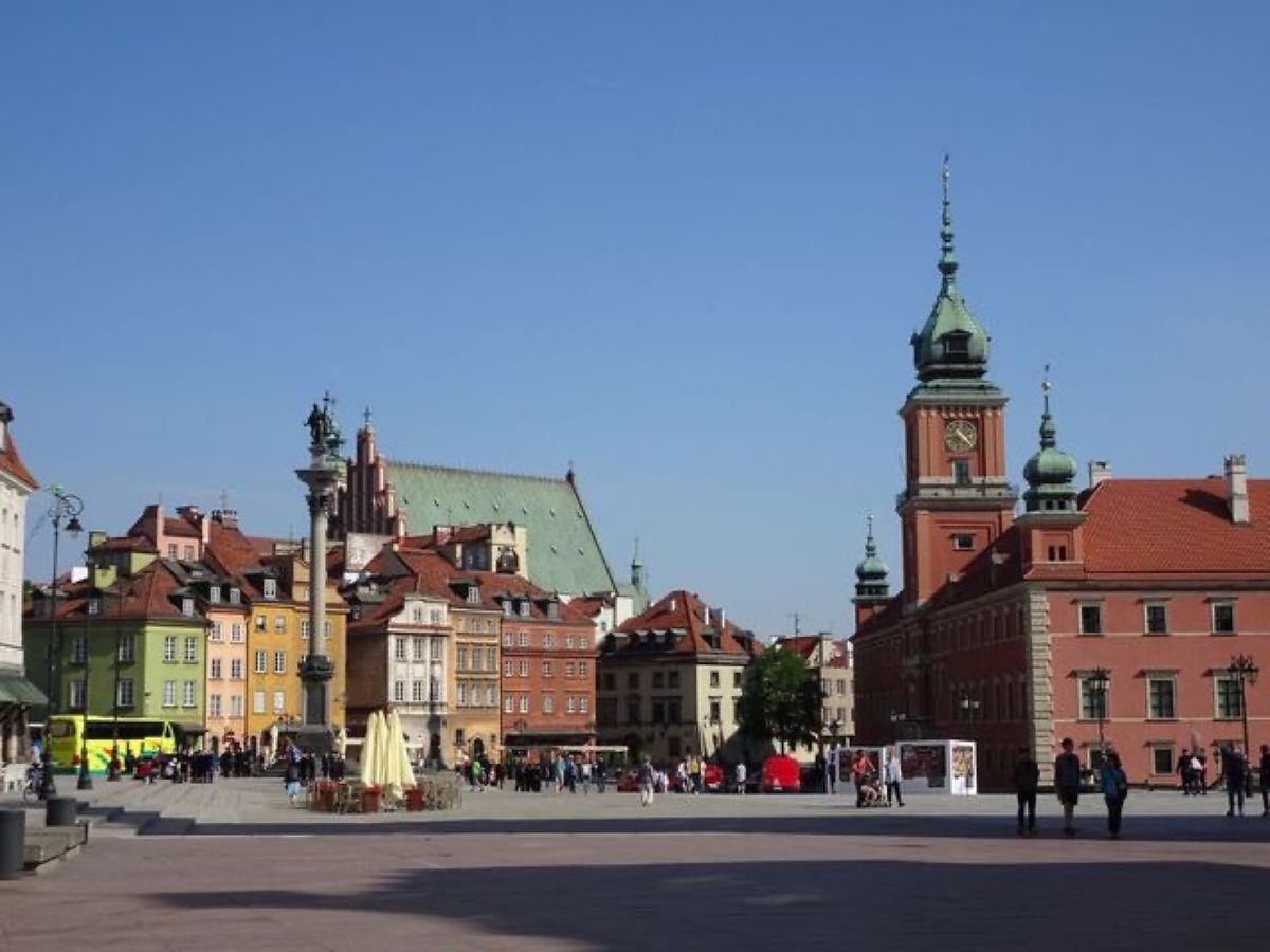 1枚目は王宮広場にあるジグムント3世の碑と旧王宮、2枚目は王宮広場にあるジ...