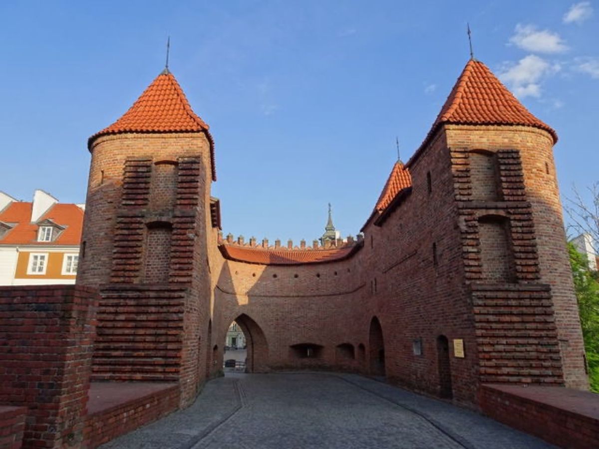 1枚目は旧市街広場、2枚目は旧市街広場にある人魚の像、3枚目と4枚目はバル...