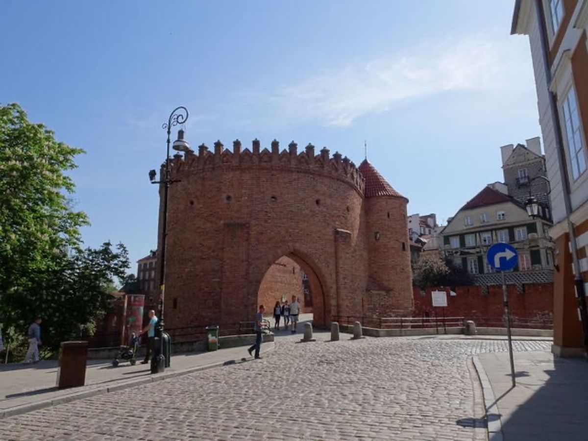 1枚目は旧市街広場、2枚目は旧市街広場にある人魚の像、3枚目と4枚目はバル...