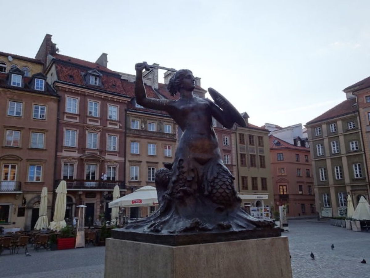 1枚目は旧市街広場、2枚目は旧市街広場にある人魚の像、3枚目と4枚目はバル...