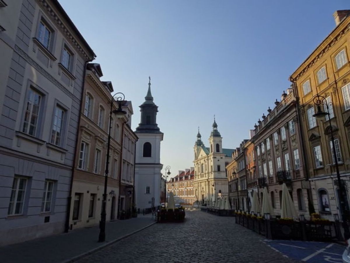 1枚目は新市街、2枚目は聖体聖堂、3枚目はキュリー夫人博物館、4枚目は新市...