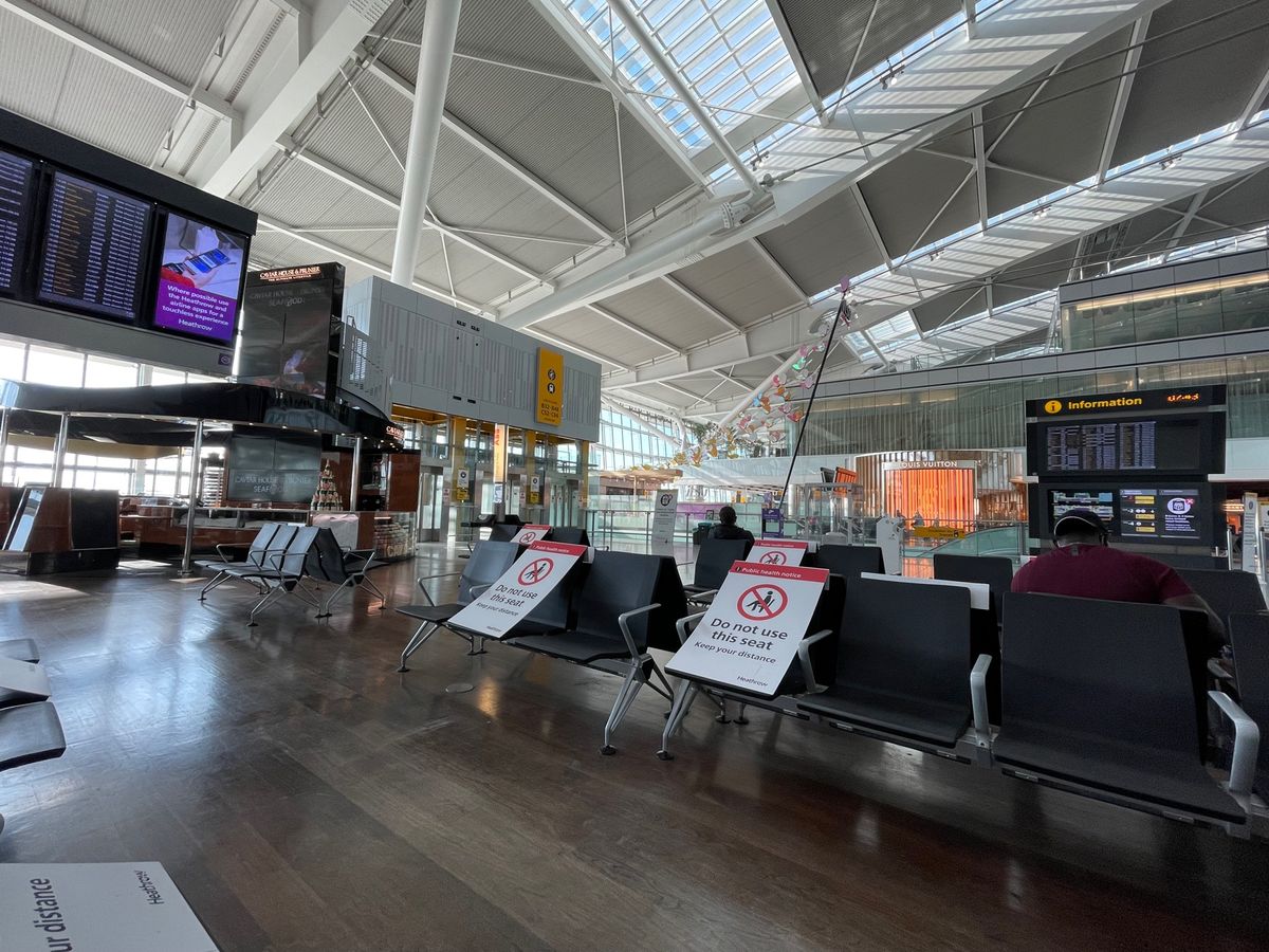 JALの夜便で Heathrowへ朝到着。コロナ禍のため、乗客は25人のみ...