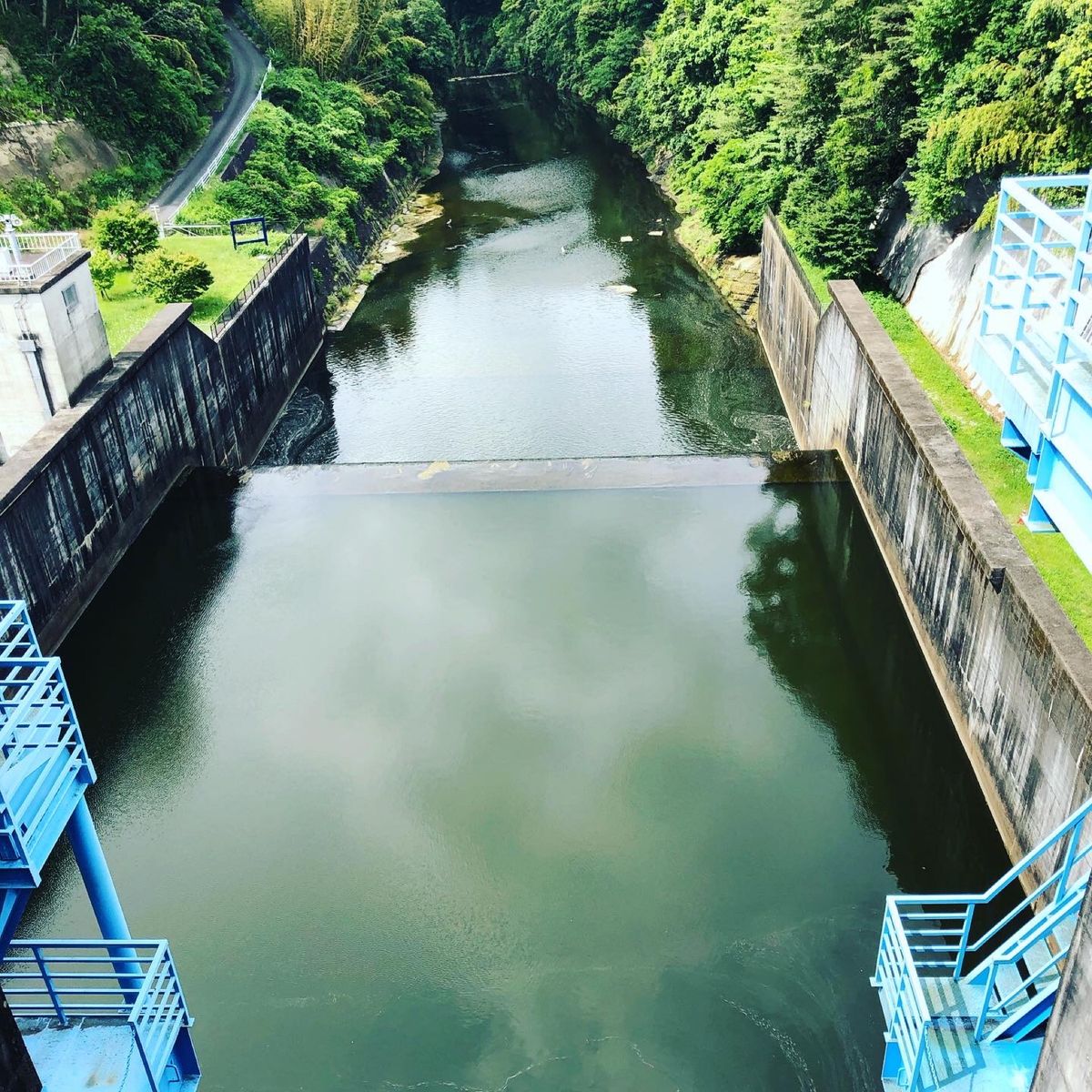 上総亀山駅からテクテクあるいて到着したのは亀山ダム。

天端が普通の道路な...
