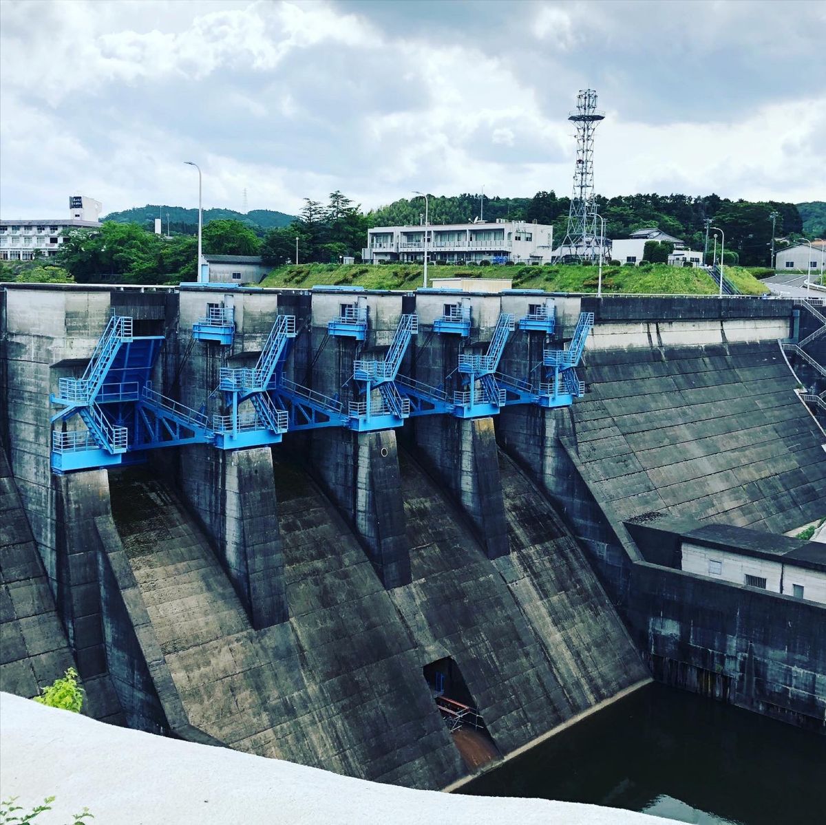 上総亀山駅からテクテクあるいて到着したのは亀山ダム。

天端が普通の道路な...