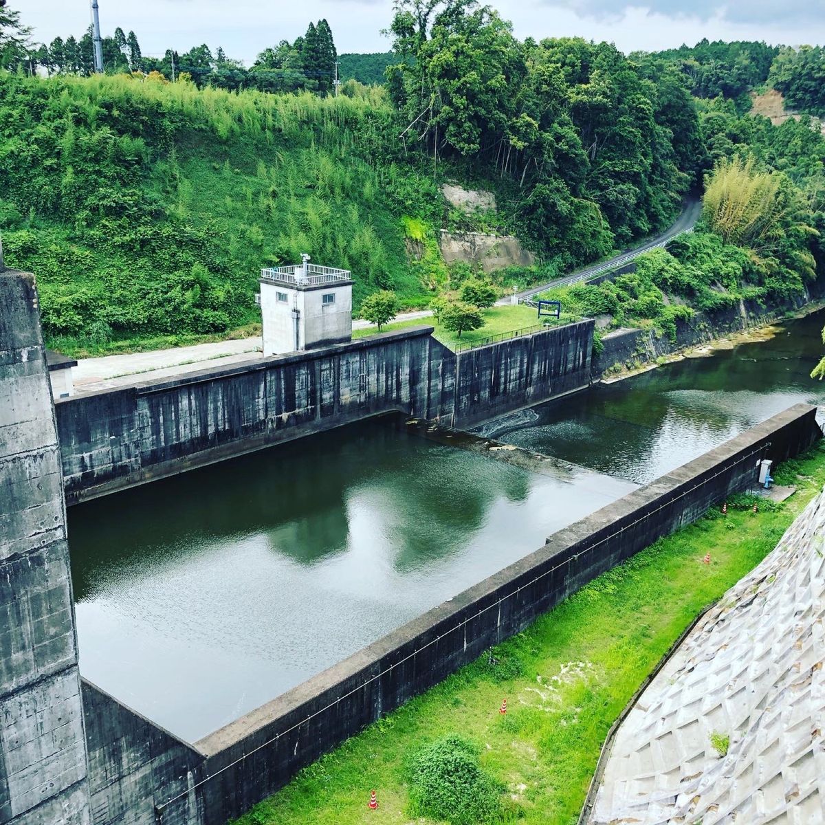 上総亀山駅からテクテクあるいて到着したのは亀山ダム。

天端が普通の道路な...